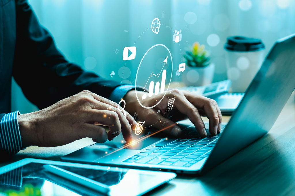 Praca na laptopie z ikonami marketingu internetowego