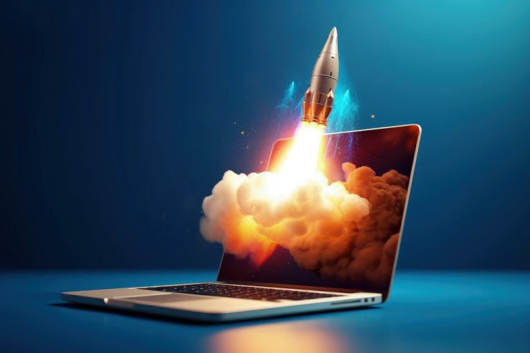 Rakieta startująca z laptopa – szybki start strony