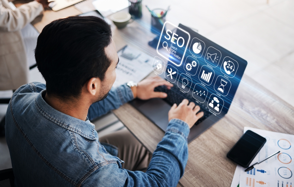 Marketer pracujący nad SEO na laptopie