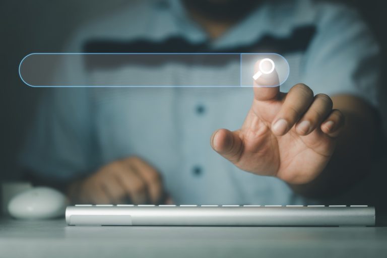 Dłoń wybierająca pole wyszukiwarki internetowej